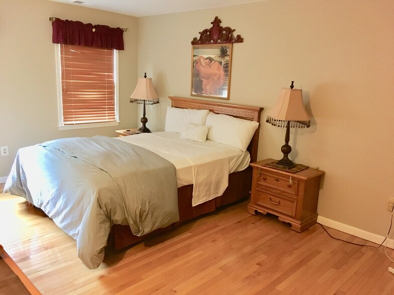 Master bedroom - 1124 Van Arsdale Dr