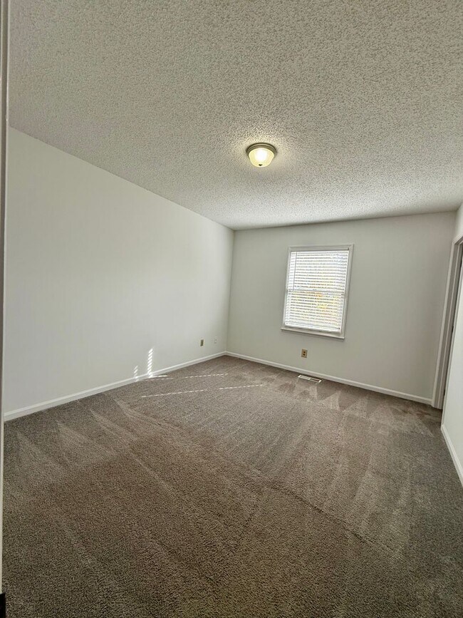 Building Photo - Two Bedroom Duplex with Garage and Storage / North Asheville