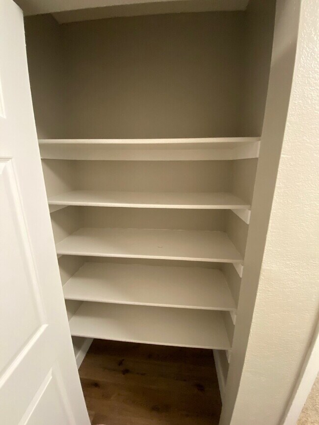 Building Photo - MOVE IN SPECIAL: Move in before November 3...