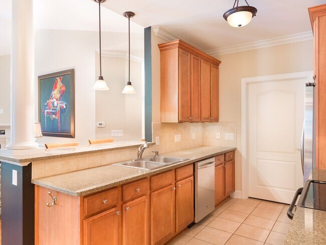 Building Photo - Beautiful 3 Bed 2 Bath Condo with Communit...