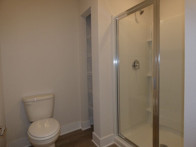 Building Photo - Stunning Townhome - End Unit