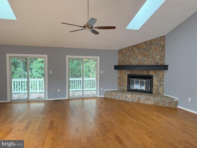 Building Photo - 10909 Clara Barton Ct