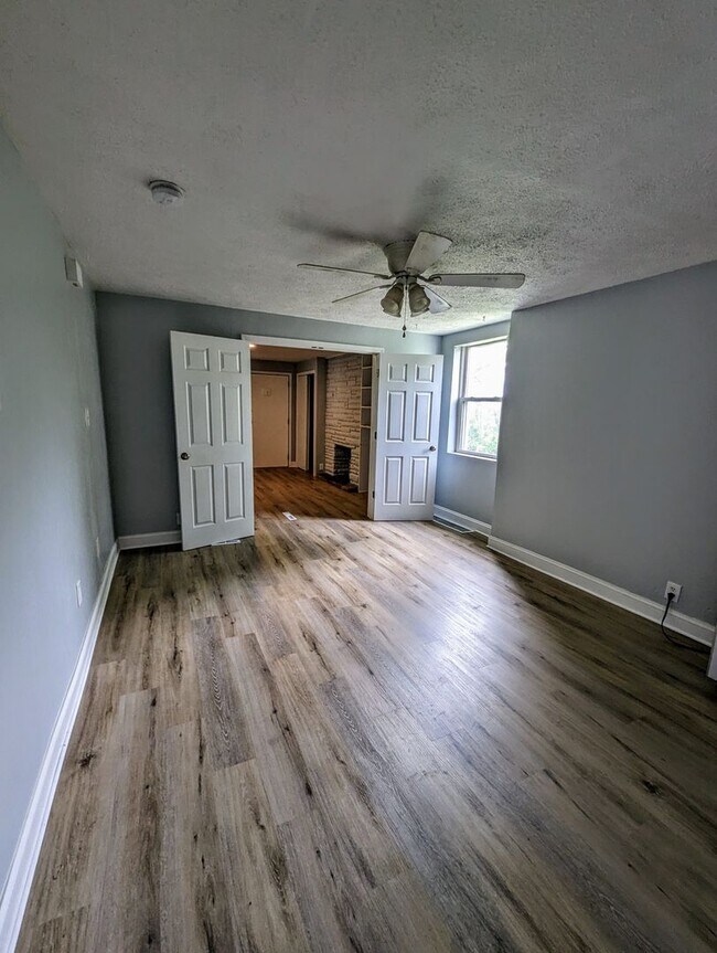 Building Photo - 1402 W Sycamore St