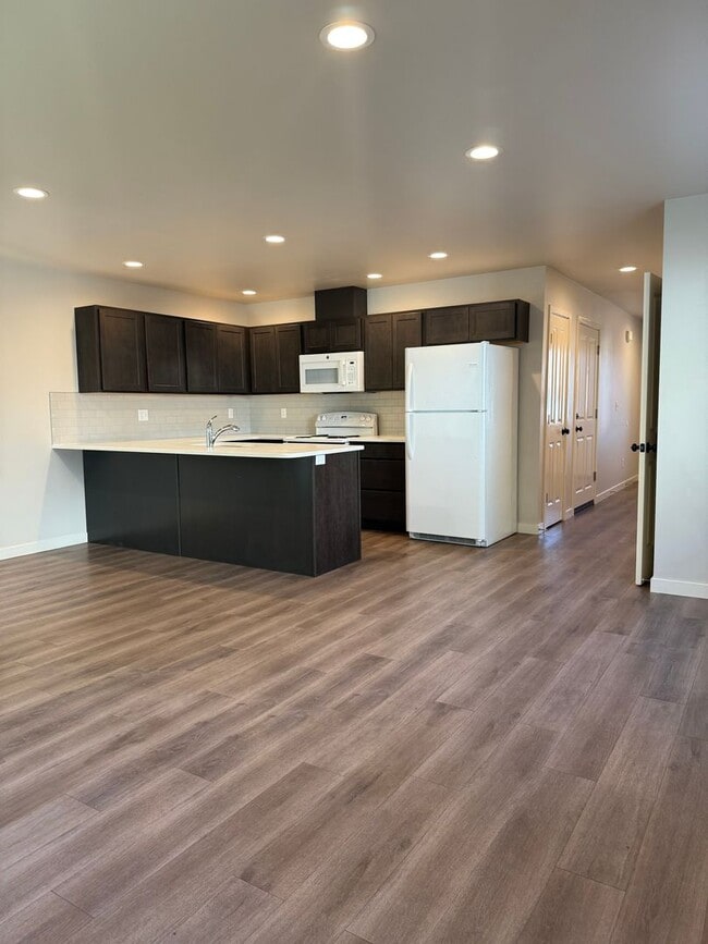 Building Photo - Charming 3 Bedroom Townhome