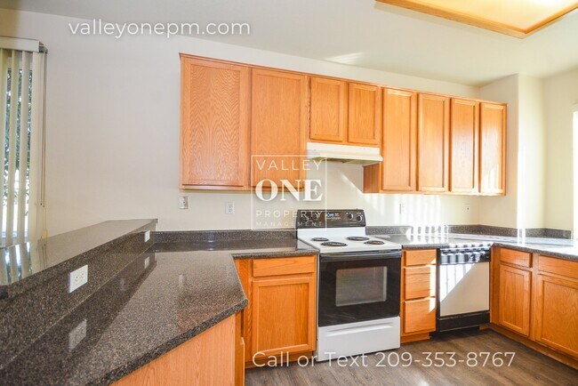 Building Photo - Well-Maintained Single Story Home in Desir...