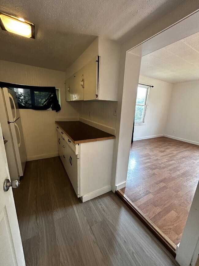 Building Photo - Studio with tiled shower close to downtown, campus, and SEL - Available August 5th