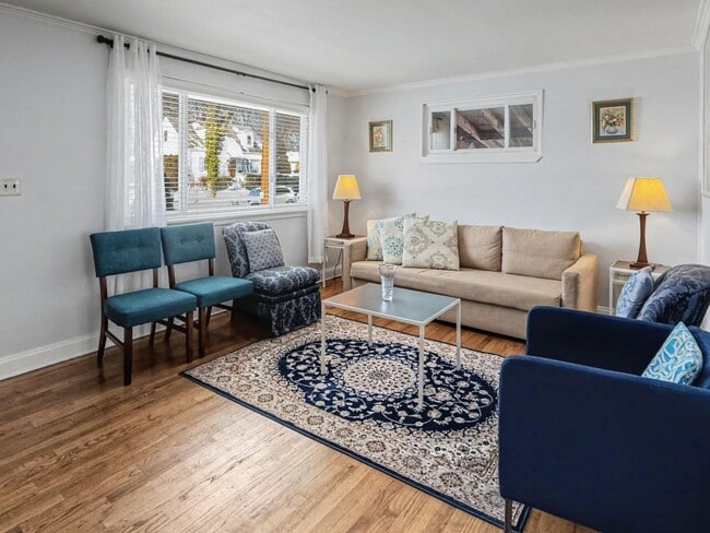 Building Photo - Furnished 4BD 2BA Home with Two kitchens, Basement, and Garage!