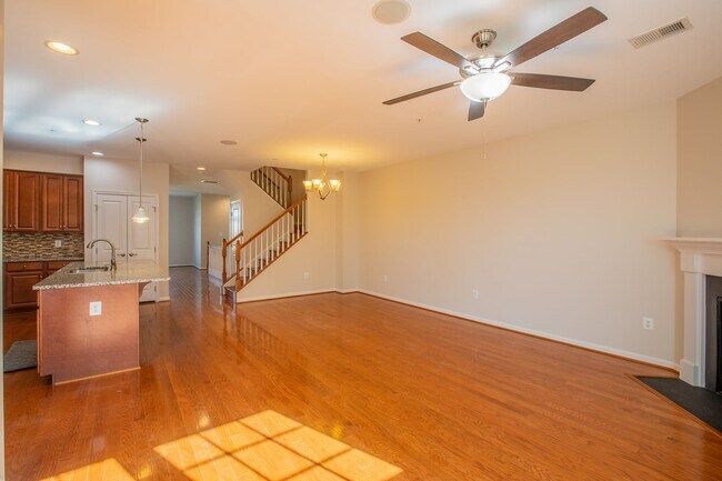 Building Photo - Stunning 3 BR/2.5 BA Townhome in Greenbelt!