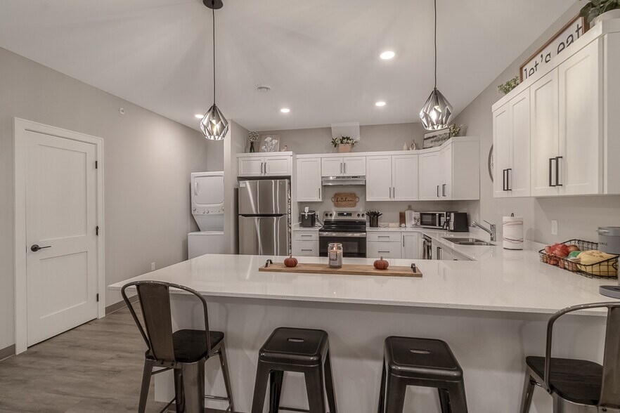 Primary Photo - 1570 Stadium Ln