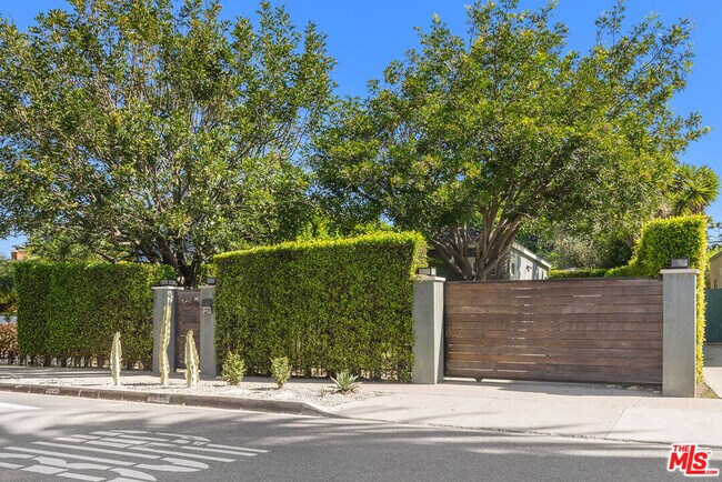 Building Photo - 3954 Redwood Ave