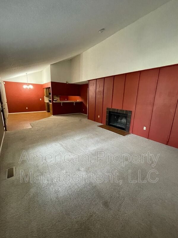 Building Photo - 4407 S Gum Ave