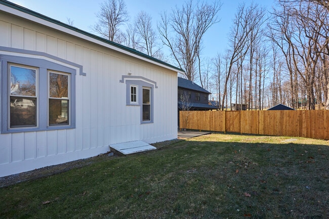 Building Photo - 16 Oak St