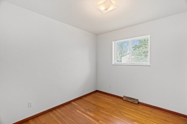 Building Photo - 6138 Emerald Ave