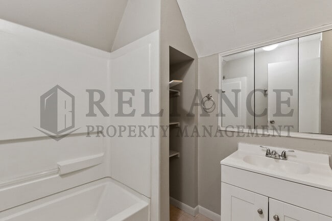 Building Photo - 1923 N Burns Ave