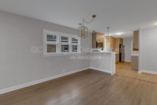 Building Photo - 6304 N Troy St