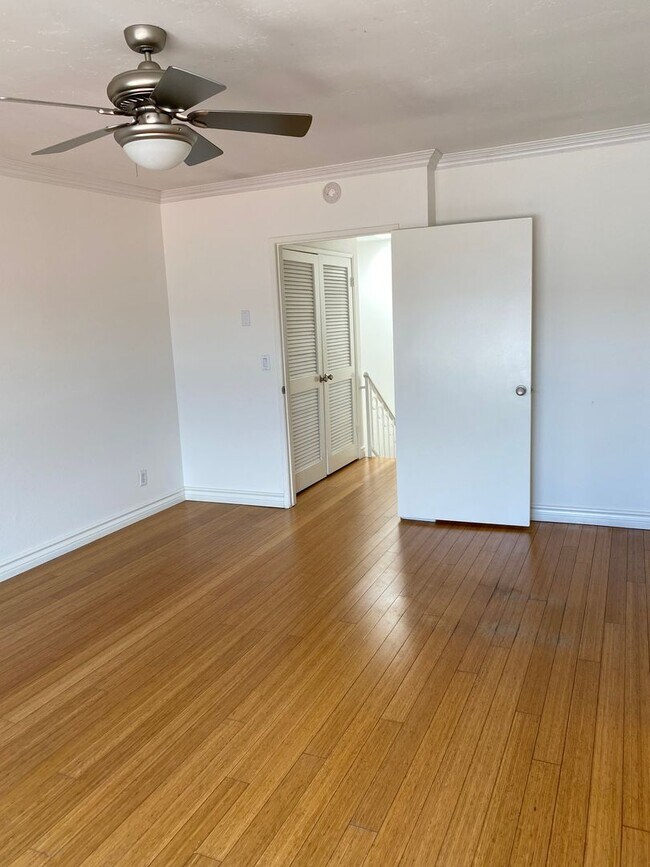 Building Photo - Spacious and Renovated Santa Monica Townho...