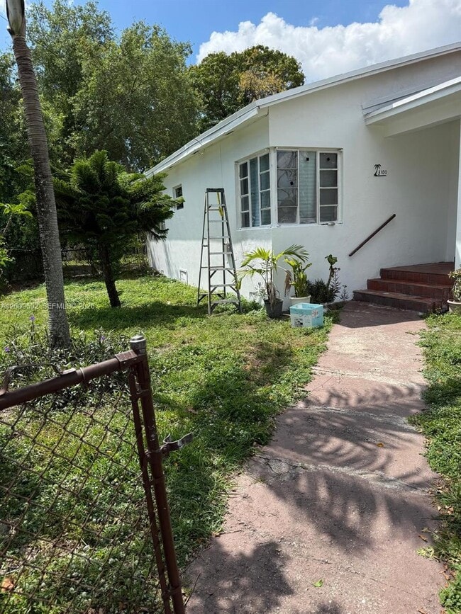 Building Photo - 3100 SW 13th St