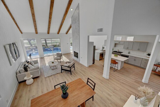 Building Photo - 3 Bedroom, 2.5 Bath Golf Course Home in Guard-Gated Canyon Gate
