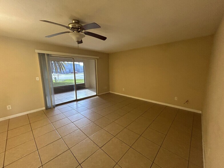 Building Photo - All tile   1/1 close to Cape Coral Pkwy