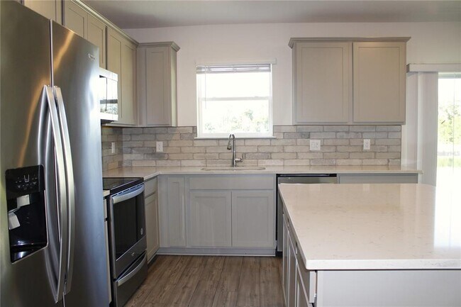 Building Photo - 30600 Thunderbird Dr