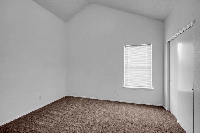 Building Photo - Cozy 3 bedroom 2 bath home in East El Paso! Special- No admin fee!