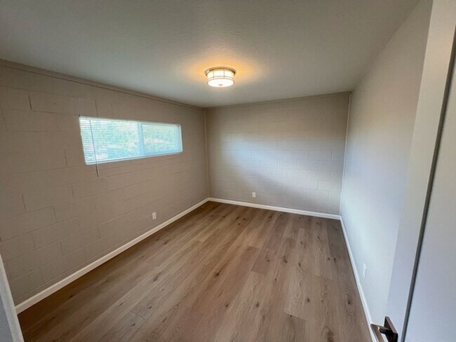 Building Photo - Fully Updated One Bedroom Upstairs Reno...