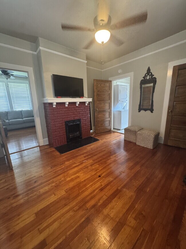 Building Photo - Charming 1 Bedroom Apartment in Chicopee V...