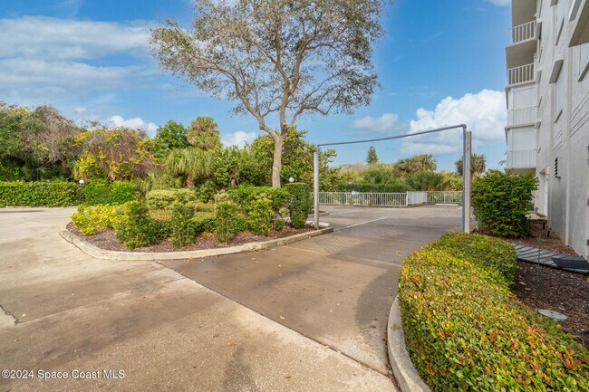 Building Photo - 8700 Ridgewood Ave