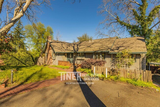 Building Photo - Fair Oaks Village Charmer