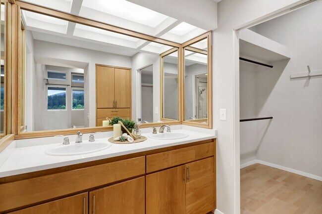 Building Photo - 213 Sea Pines Ln