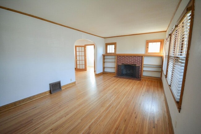 Building Photo - Gorgeous home located just 1 block from St...