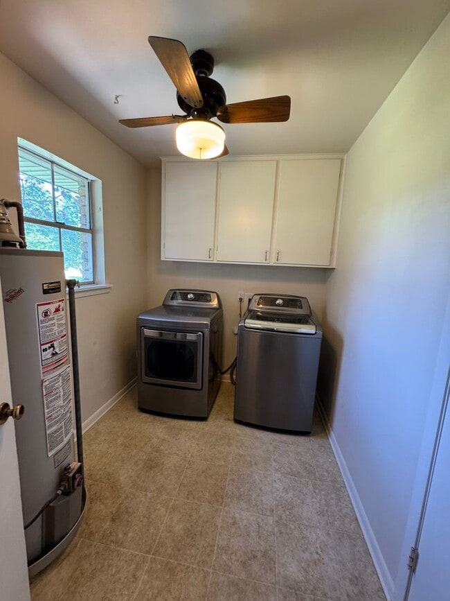 Building Photo - Corner Lot Waco Home