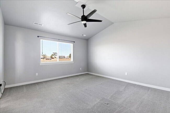 Building Photo - 5 Bedroom, 2.5 Bathroom home located in Southeast Boise