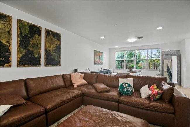 Building Photo - 732 NE 15th Ave