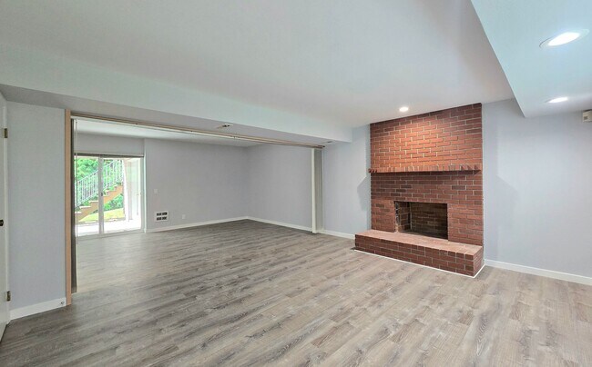 Building Photo - 4 Bedroom 3 Bath in Lake Forest Park