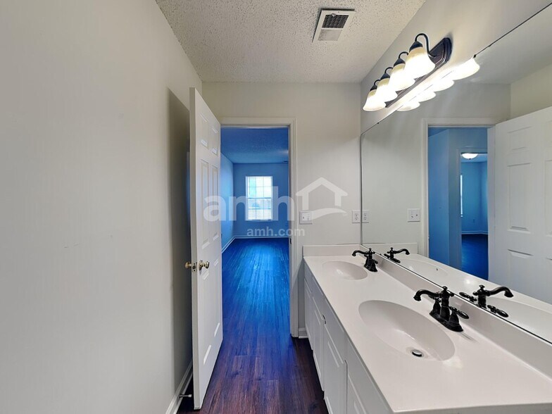 Building Photo - 2410 Highland Park Dr