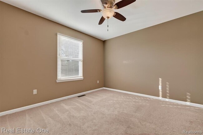 Building Photo - 699 Bay Pointe Dr