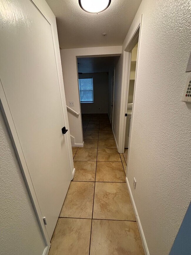 Building Photo - Beautiful 3 Bedroom, 1.5 Bath Townhome Available now!