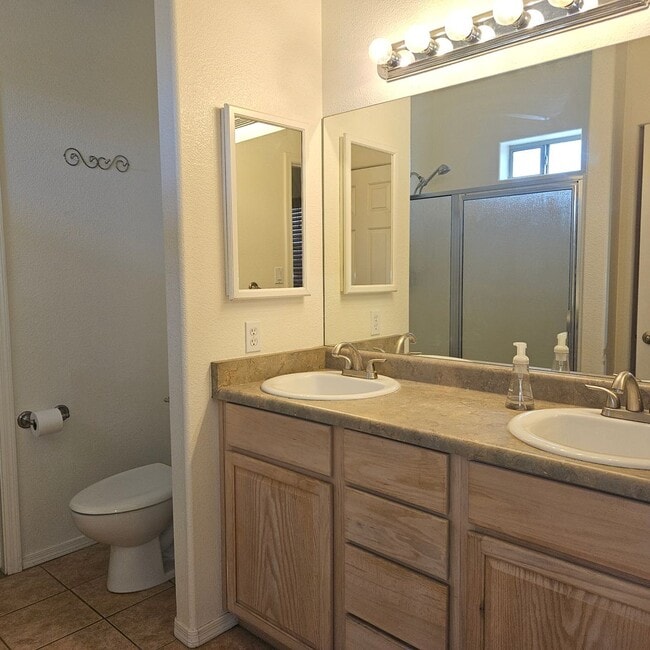 Building Photo - Updated 3 bedroom rental