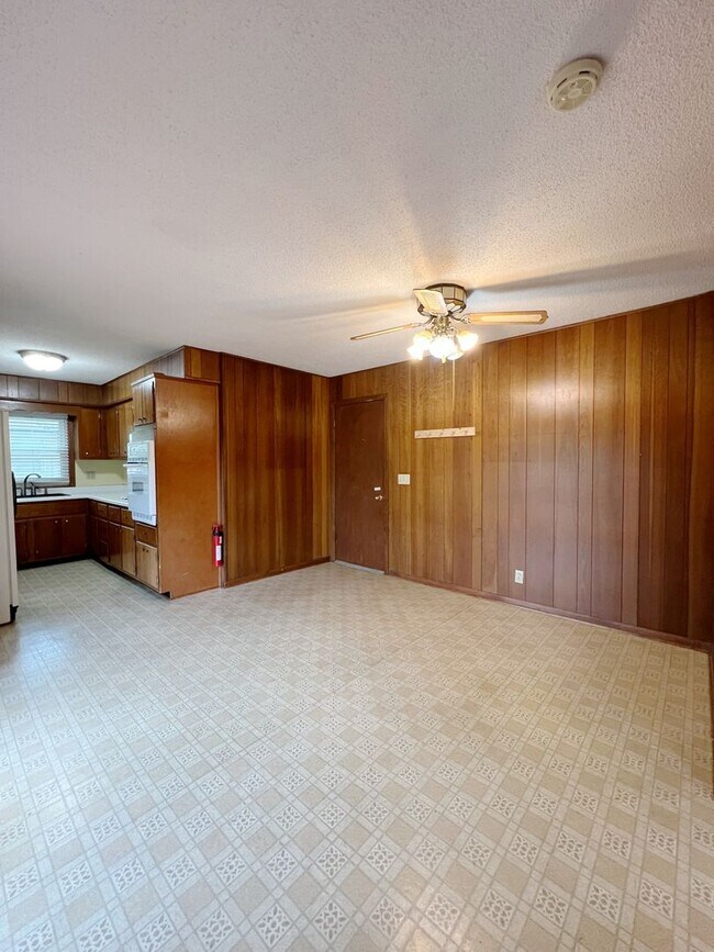 Building Photo - SEE IT NOW: Charming 3-Bedroom Home with S...