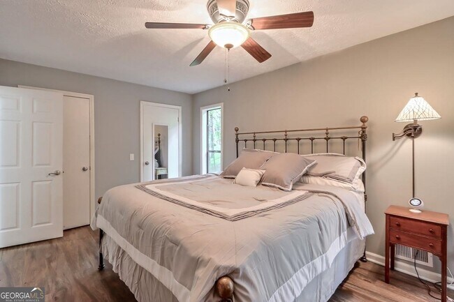 Building Photo - 428 Riverlake Ct