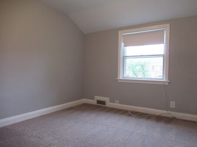 Building Photo - Charming 3 Bedroom/1 Bathroom Townhome with Finished Basement in New Northwood, MD!