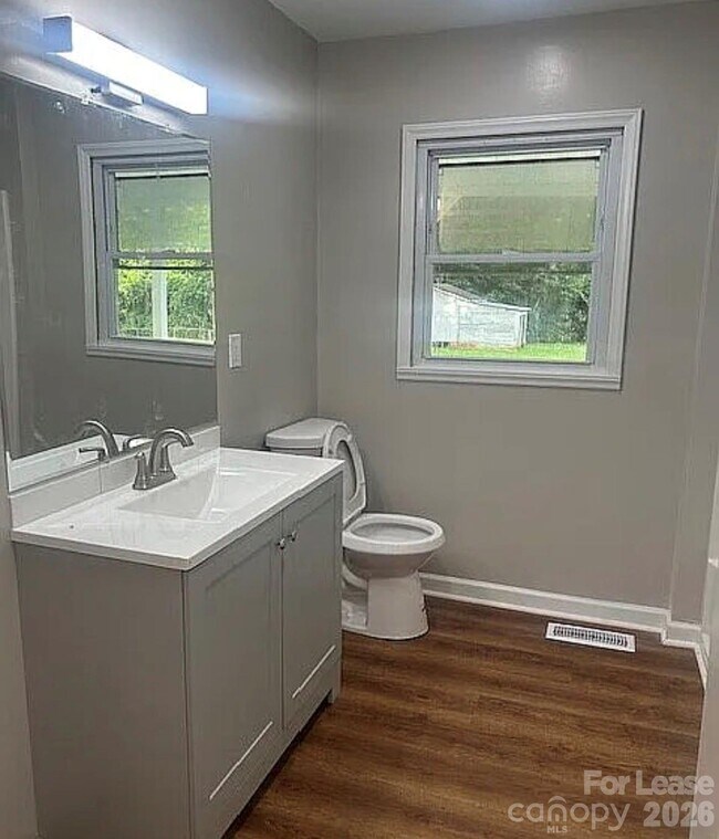 Building Photo - 740 Log Cabin Dr