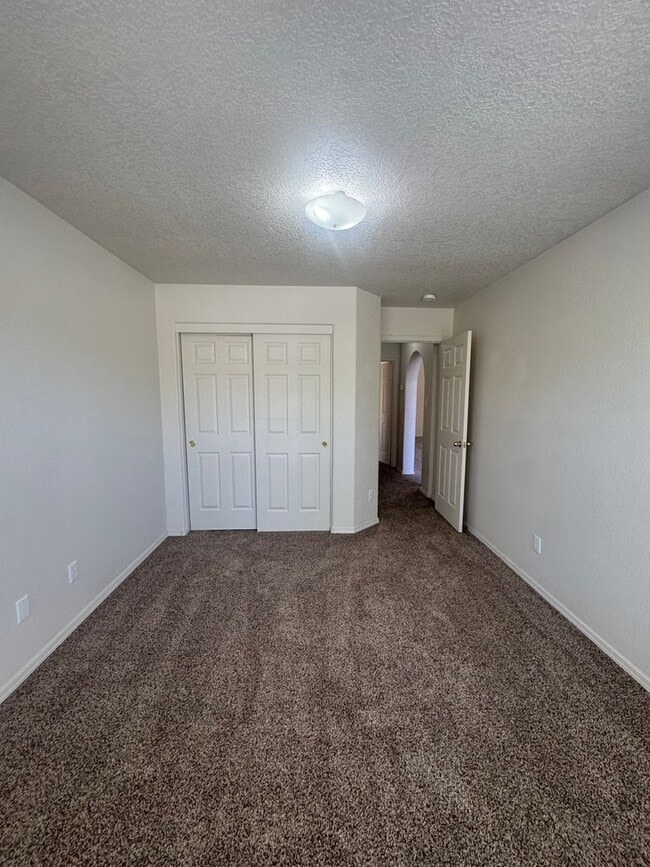 Building Photo - 3 bed 2 bath home in Huning Ranch