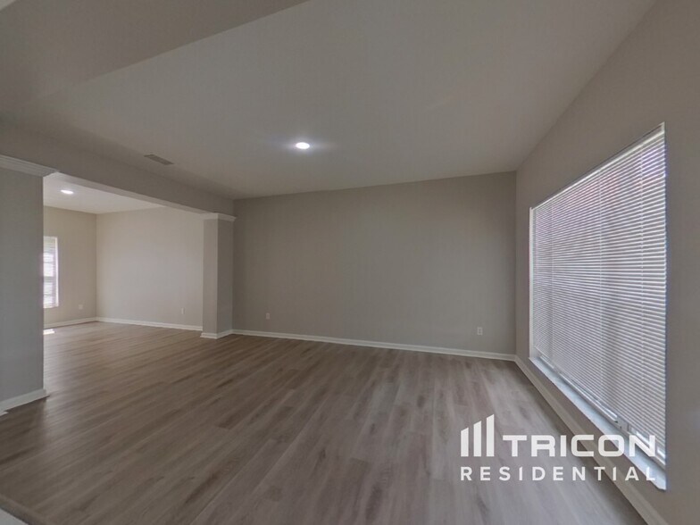 Building Photo - 832 Garden Glen Loop