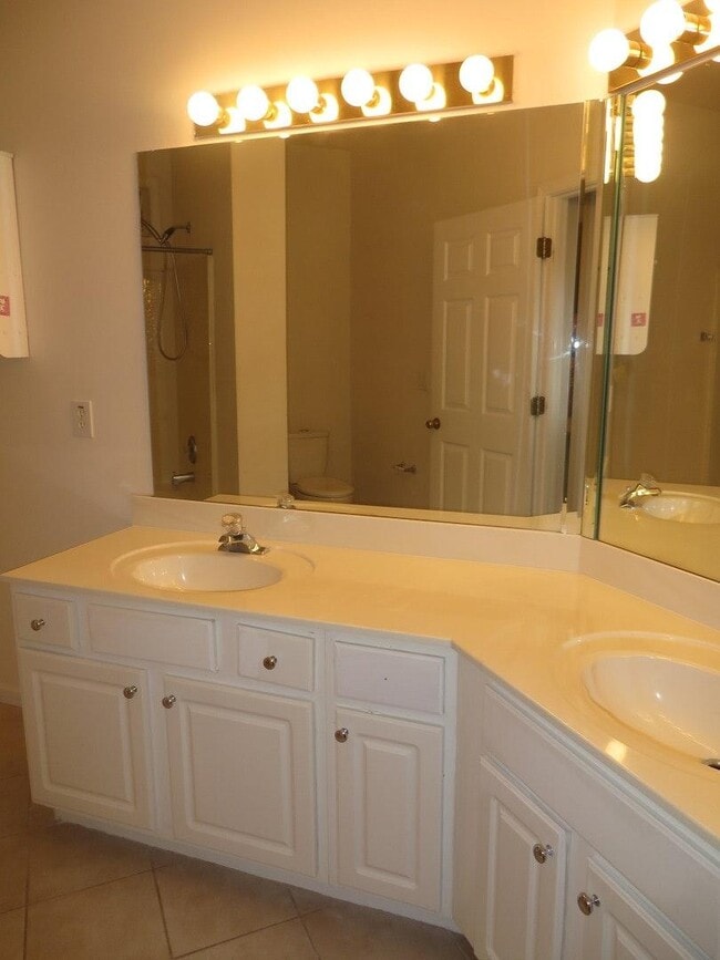 Building Photo - 8809 Fairview Bluff