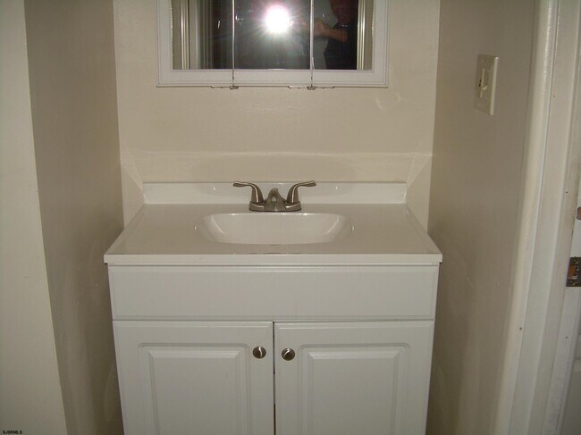 Building Photo - 303 Meadowbrook Dr