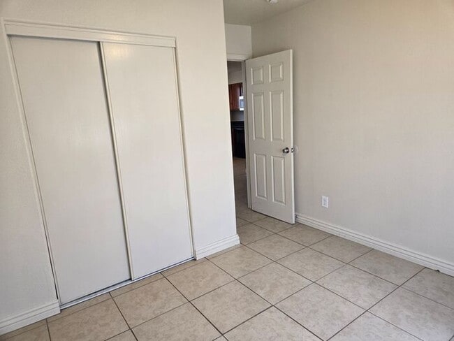 Building Photo - 3 bed, 1 bath, in a Duplex located in Sout...