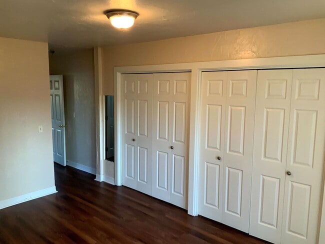 Building Photo - 1 Bedroom Duplex in Midtown Near the Whit