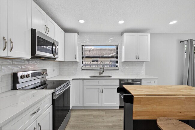 Building Photo - 1202 Essex Dr